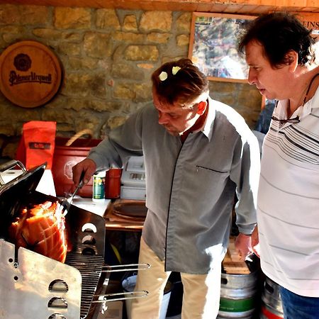 Restaurace A Penzion U Lva Karlstejn Bagian luar foto