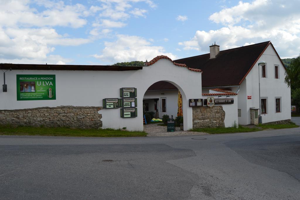 Restaurace A Penzion U Lva Karlstejn Bagian luar foto