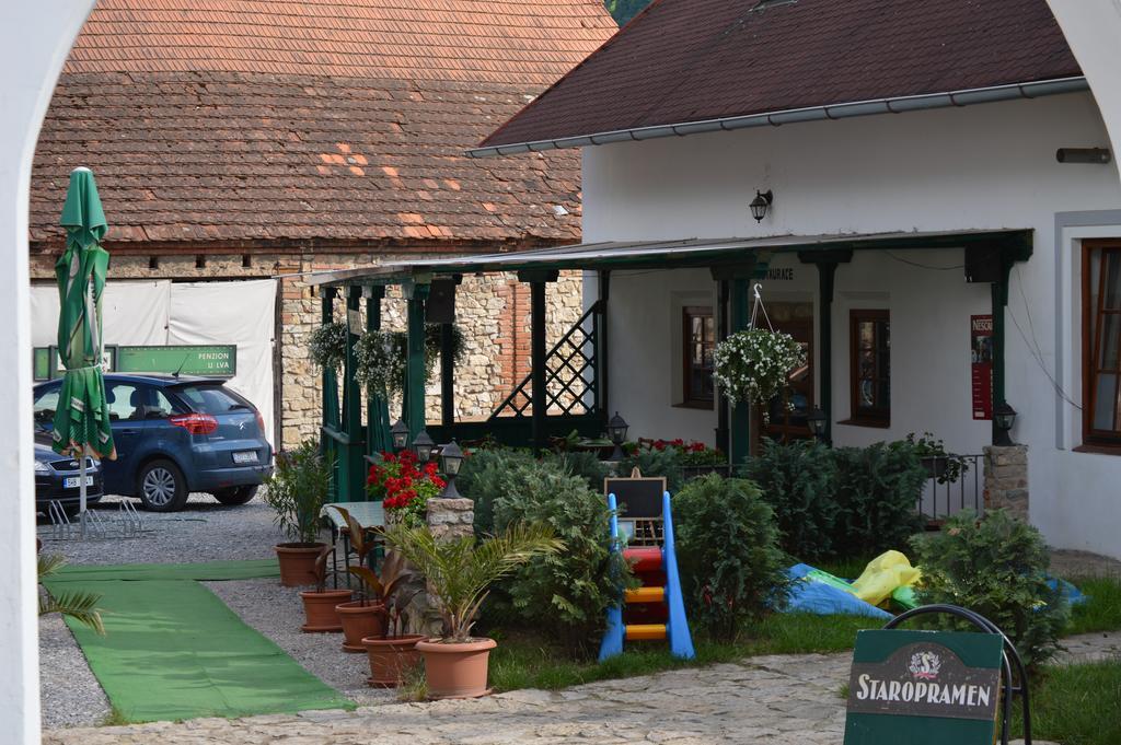 Restaurace A Penzion U Lva Karlstejn Bagian luar foto