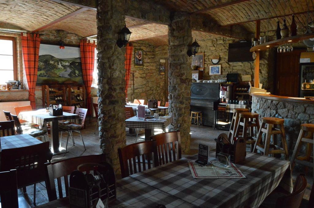 Restaurace A Penzion U Lva Karlstejn Bagian luar foto