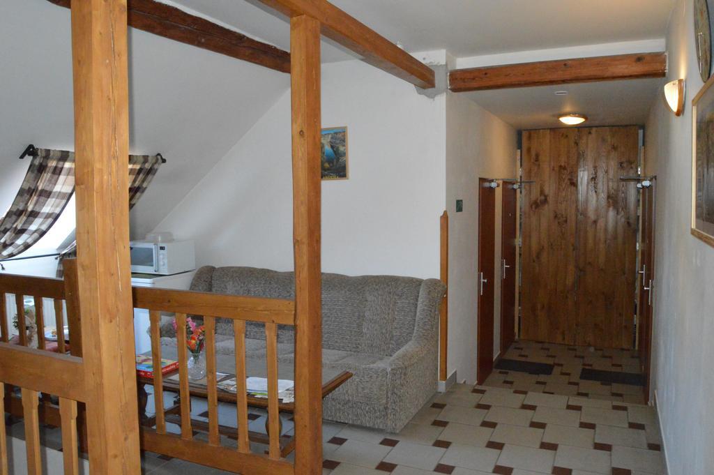 Restaurace A Penzion U Lva Karlstejn Bagian luar foto