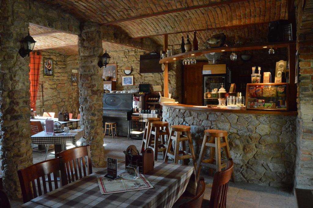 Restaurace A Penzion U Lva Karlstejn Bagian luar foto
