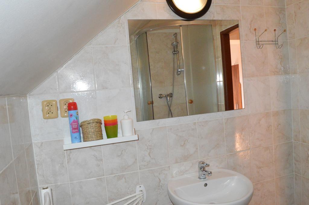 Restaurace A Penzion U Lva Karlstejn Bagian luar foto