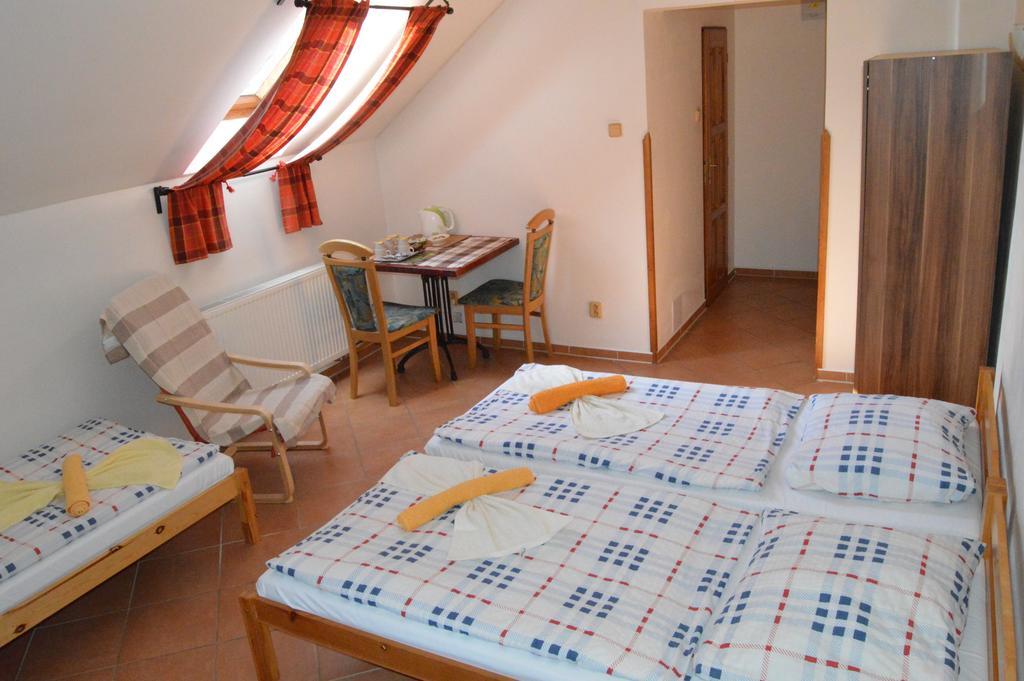 Restaurace A Penzion U Lva Karlstejn Bagian luar foto