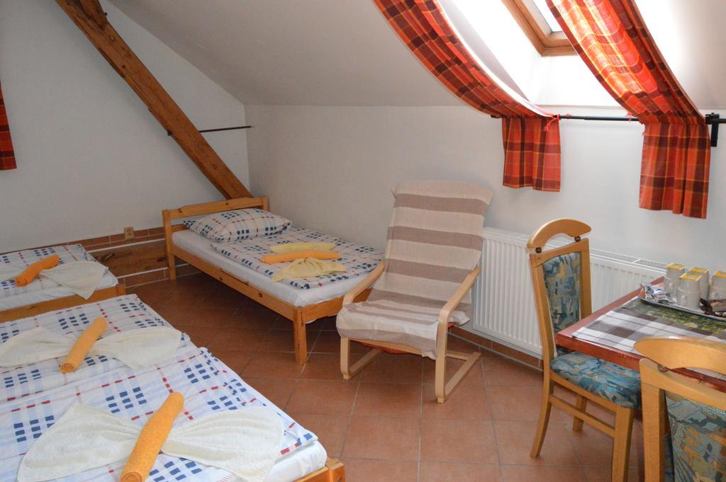 Restaurace A Penzion U Lva Karlstejn Bagian luar foto