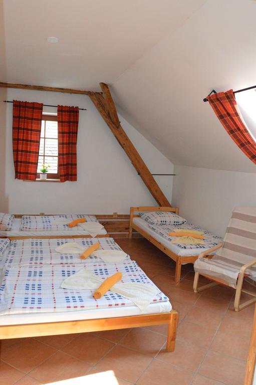 Restaurace A Penzion U Lva Karlstejn Bagian luar foto