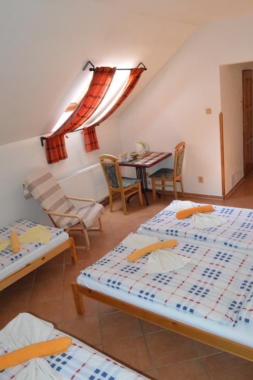 Restaurace A Penzion U Lva Karlstejn Bagian luar foto