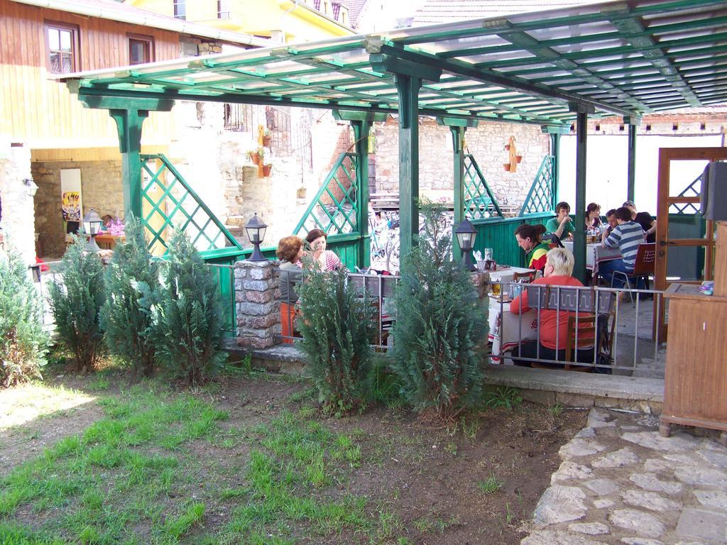 Restaurace A Penzion U Lva Karlstejn Bagian luar foto
