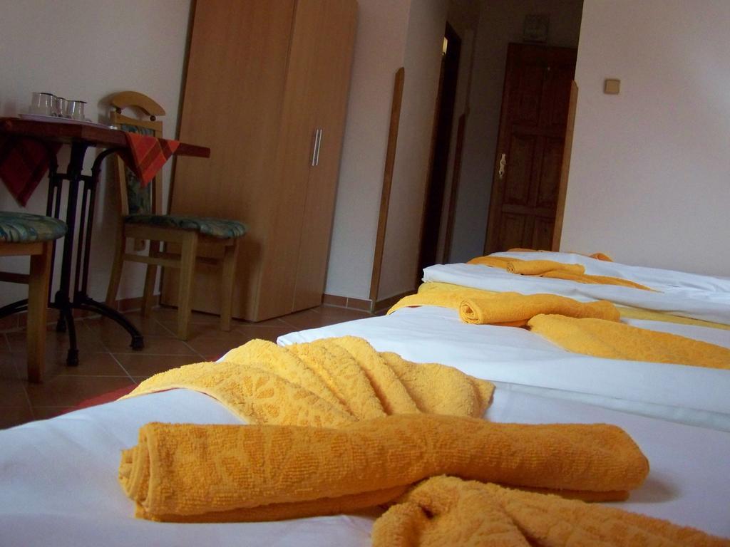 Restaurace A Penzion U Lva Karlstejn Bagian luar foto