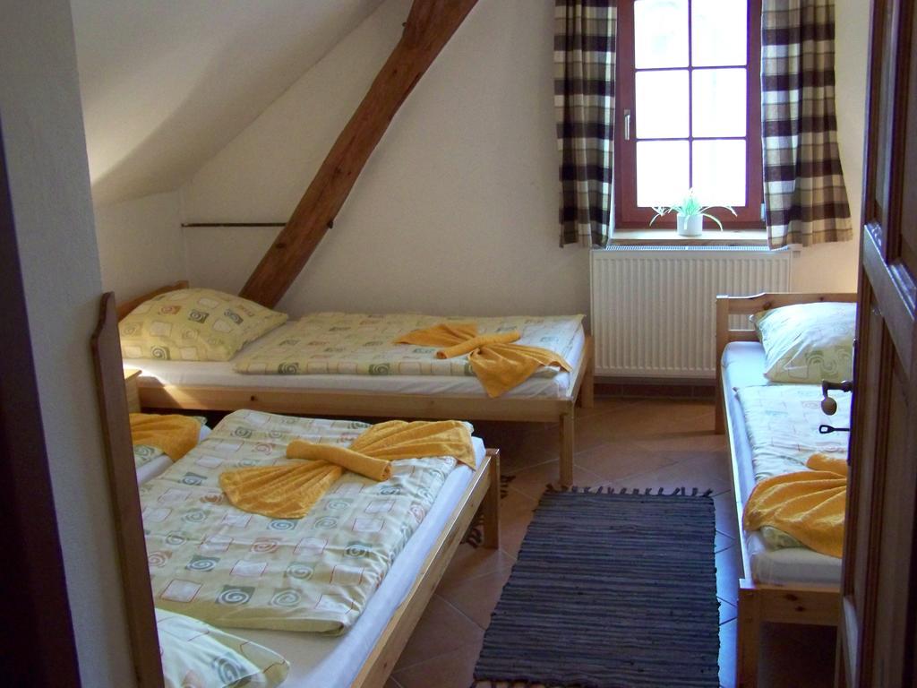 Restaurace A Penzion U Lva Karlstejn Bagian luar foto