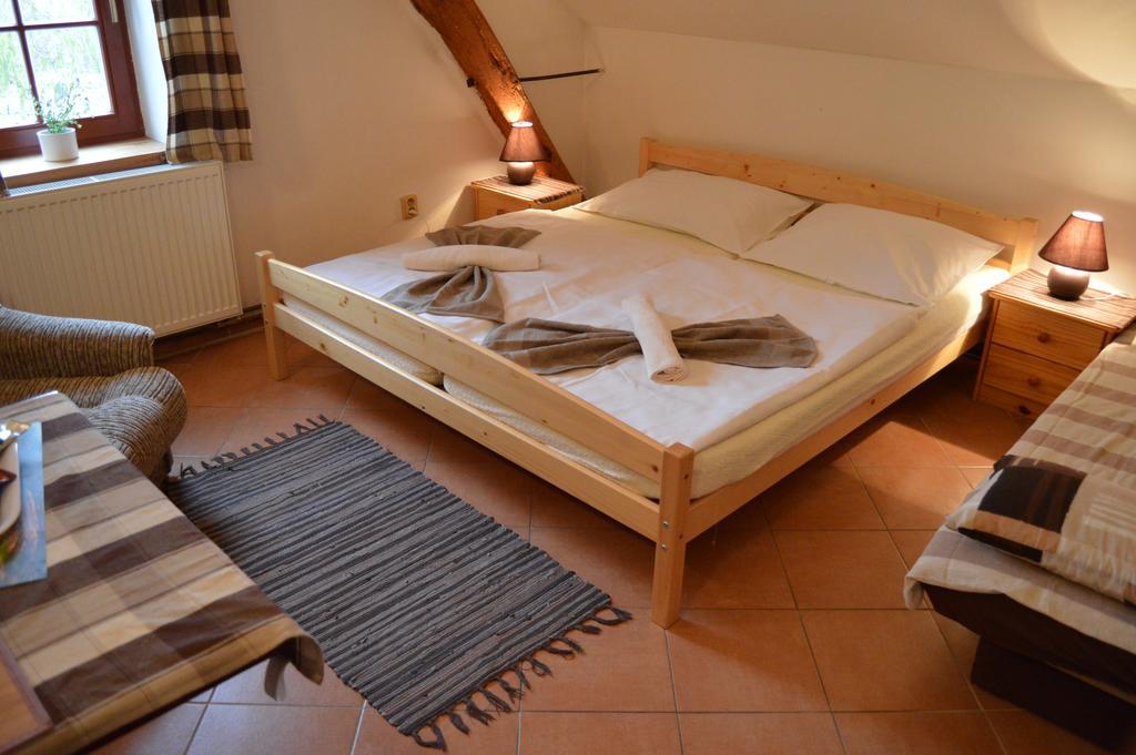 Restaurace A Penzion U Lva Karlstejn Bagian luar foto
