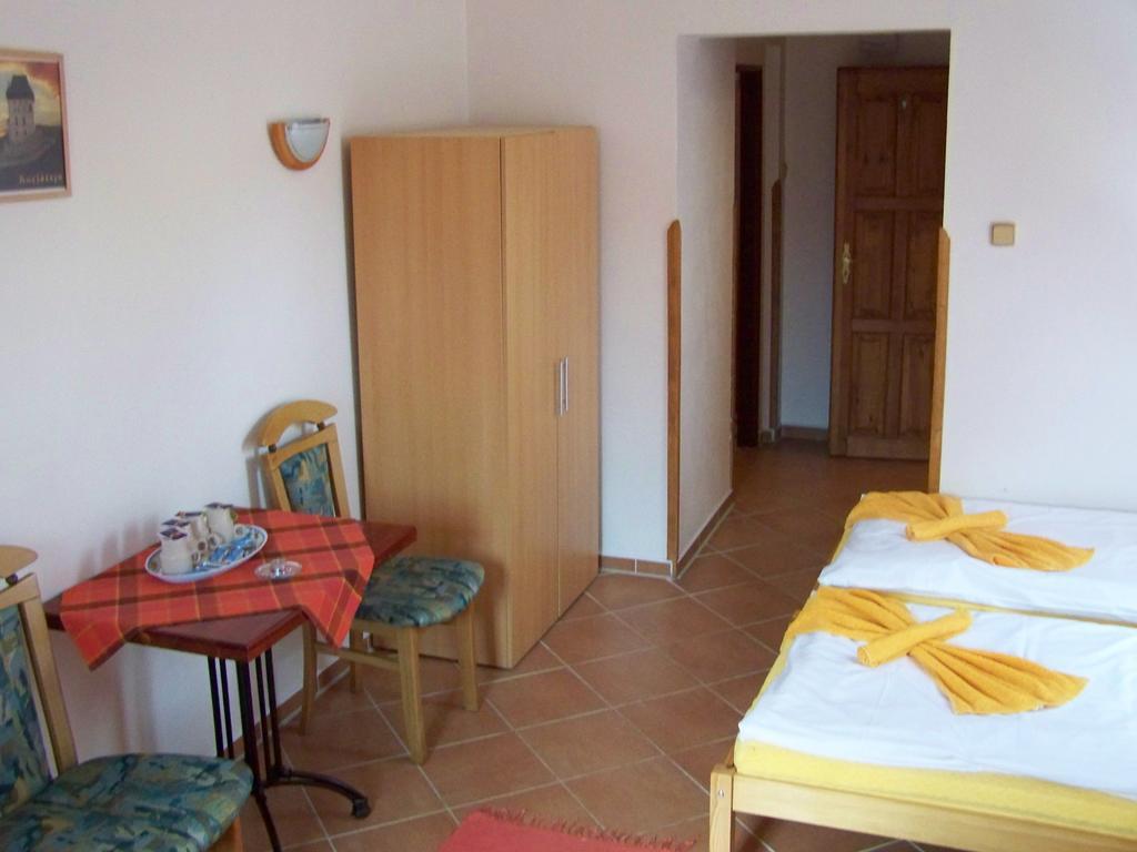 Restaurace A Penzion U Lva Karlstejn Bagian luar foto