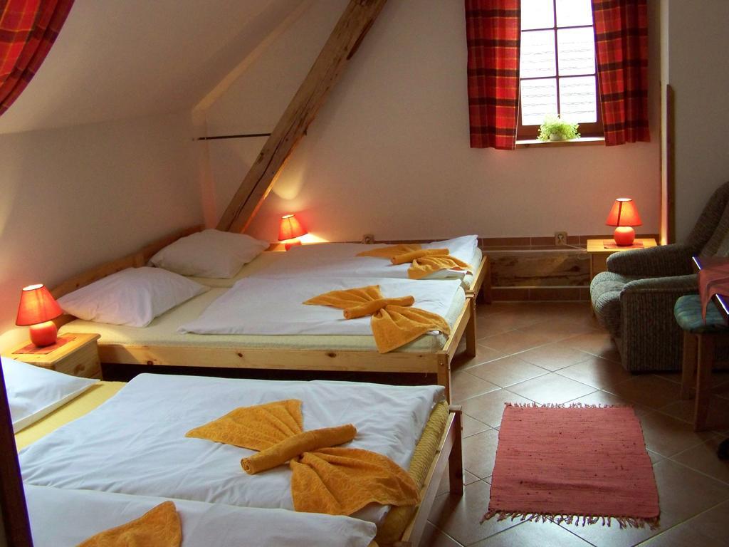 Restaurace A Penzion U Lva Karlstejn Bagian luar foto