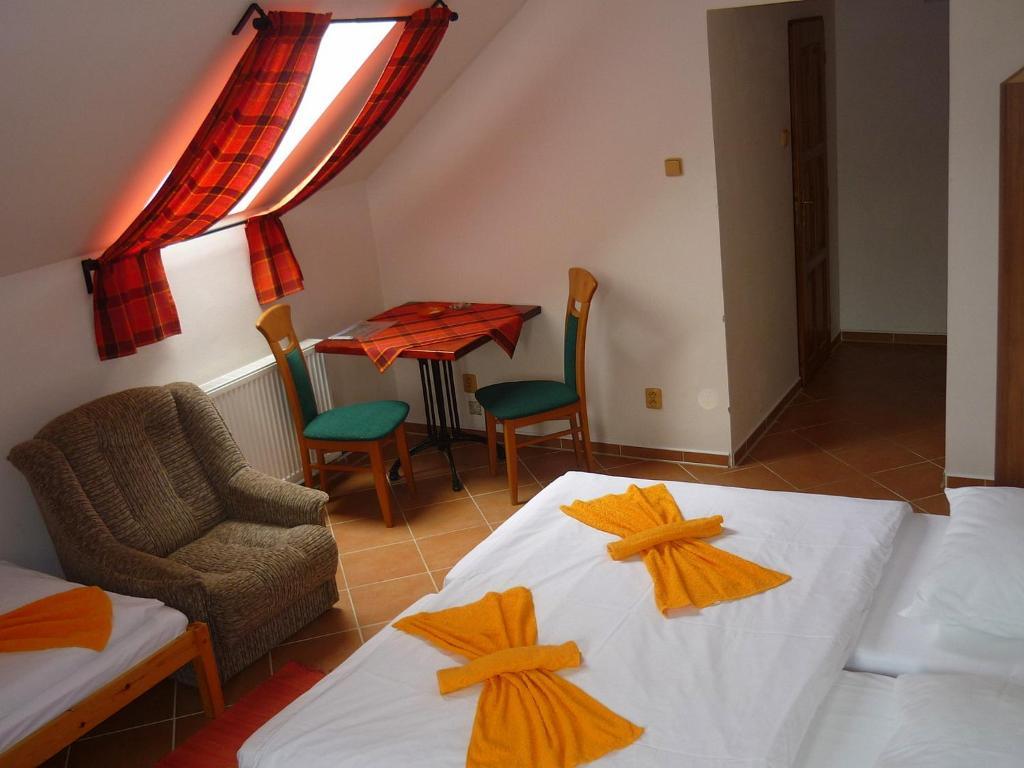 Restaurace A Penzion U Lva Karlstejn Ruang foto