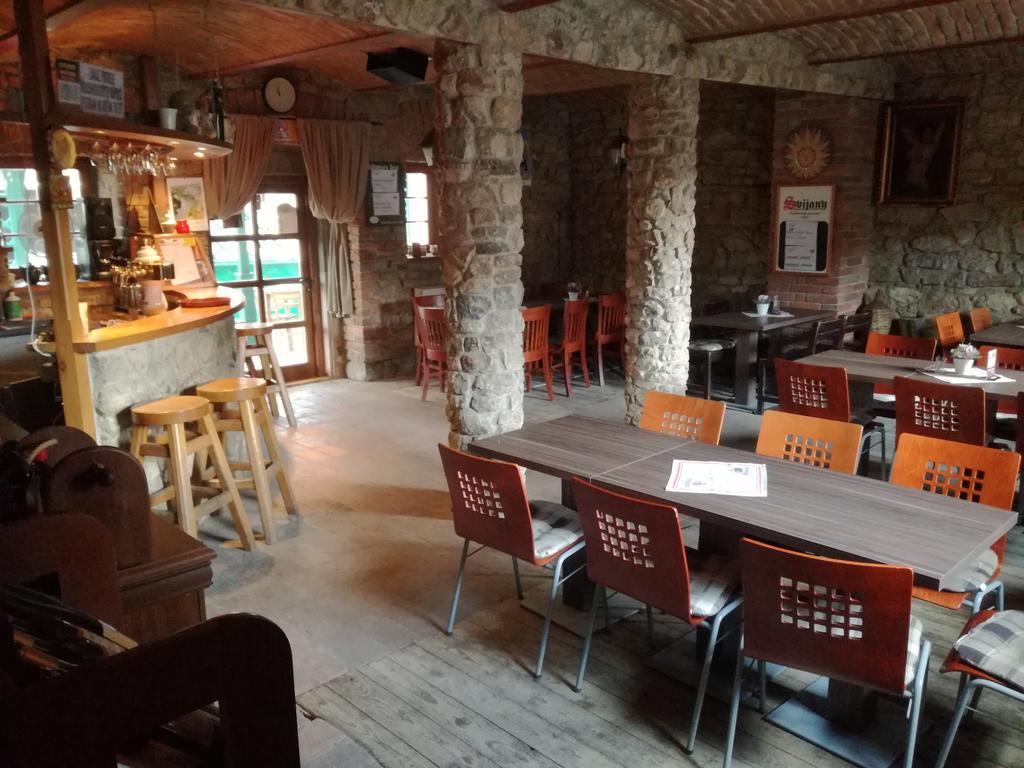 Restaurace A Penzion U Lva Karlstejn Bagian luar foto