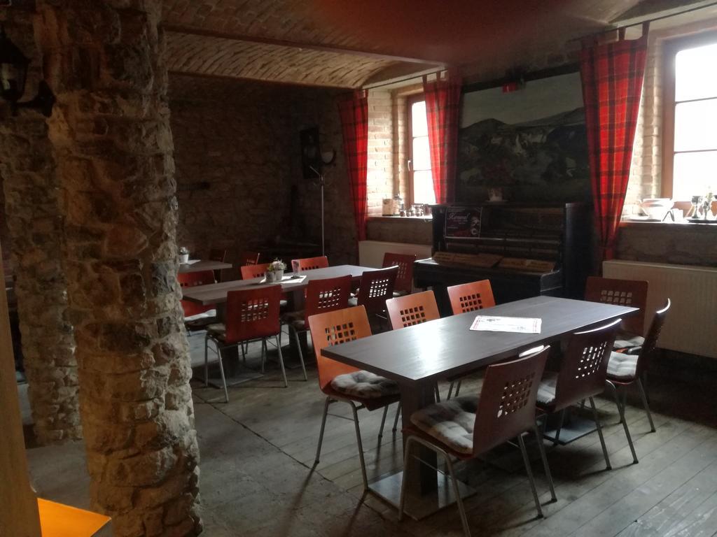 Restaurace A Penzion U Lva Karlstejn Bagian luar foto