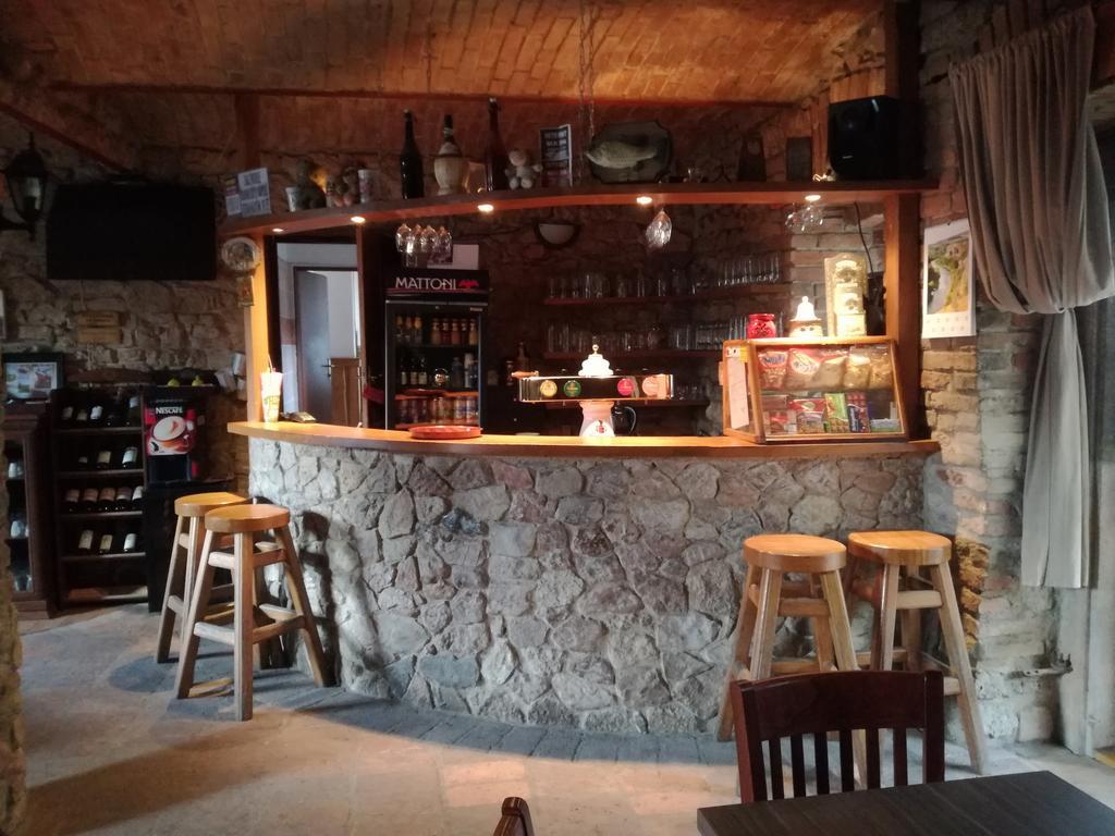 Restaurace A Penzion U Lva Karlstejn Bagian luar foto