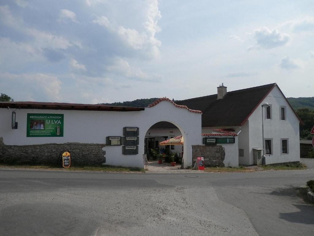 Restaurace A Penzion U Lva Karlstejn Bagian luar foto