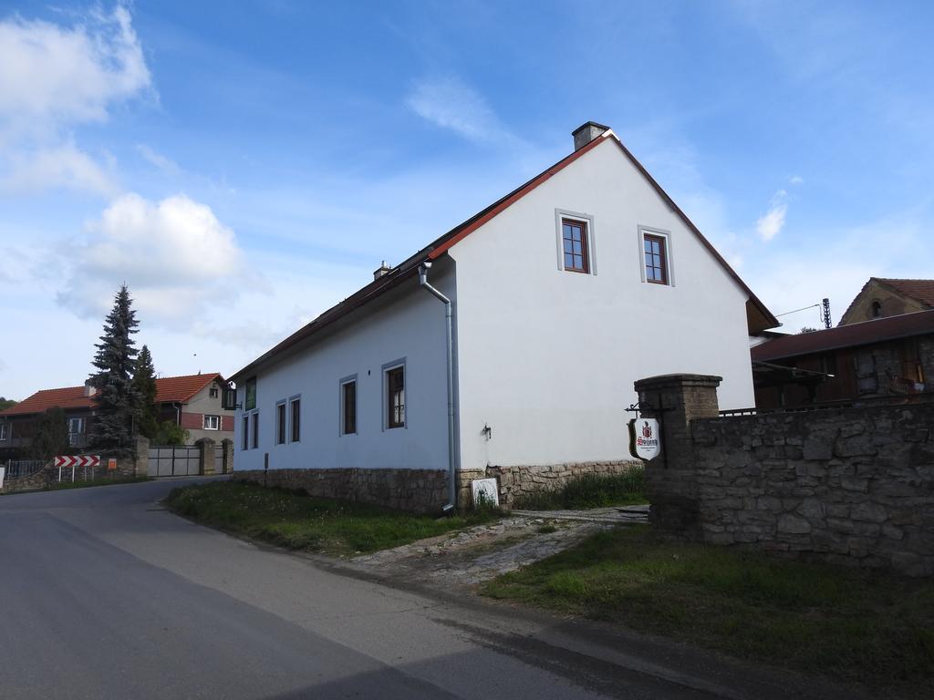 Restaurace A Penzion U Lva Karlstejn Bagian luar foto
