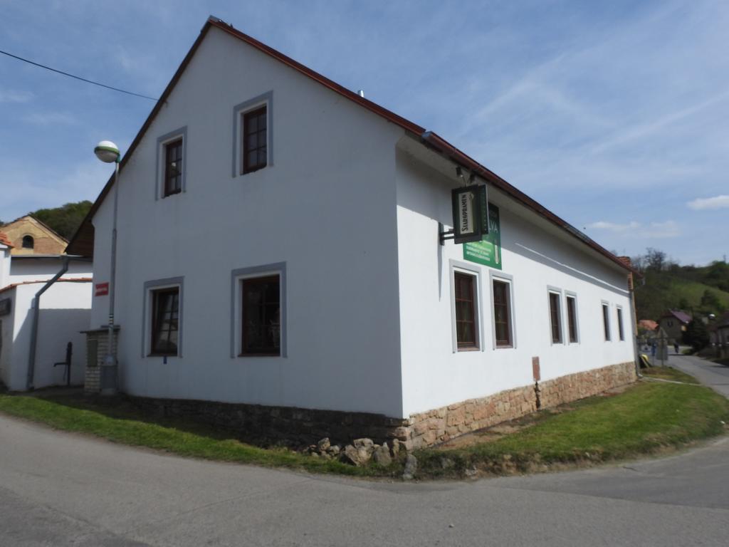 Restaurace A Penzion U Lva Karlstejn Bagian luar foto