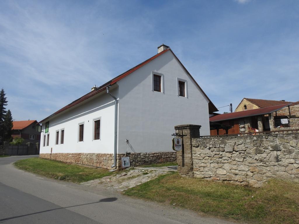 Restaurace A Penzion U Lva Karlstejn Bagian luar foto