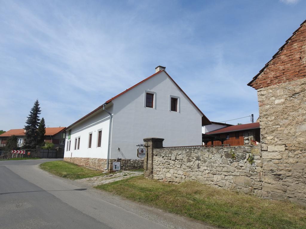 Restaurace A Penzion U Lva Karlstejn Bagian luar foto
