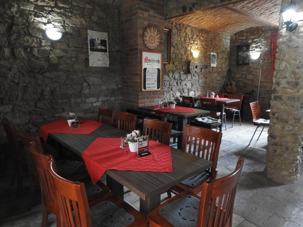 Restaurace A Penzion U Lva Karlstejn Bagian luar foto