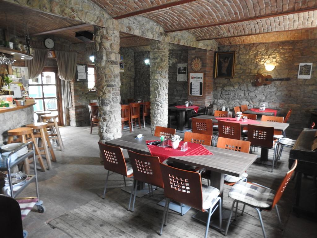 Restaurace A Penzion U Lva Karlstejn Bagian luar foto