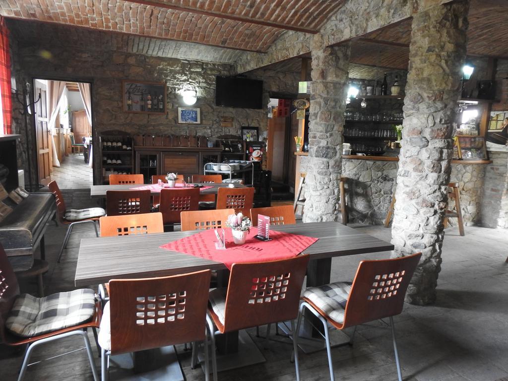 Restaurace A Penzion U Lva Karlstejn Bagian luar foto