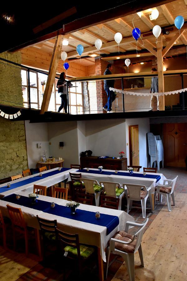 Restaurace A Penzion U Lva Karlstejn Bagian luar foto