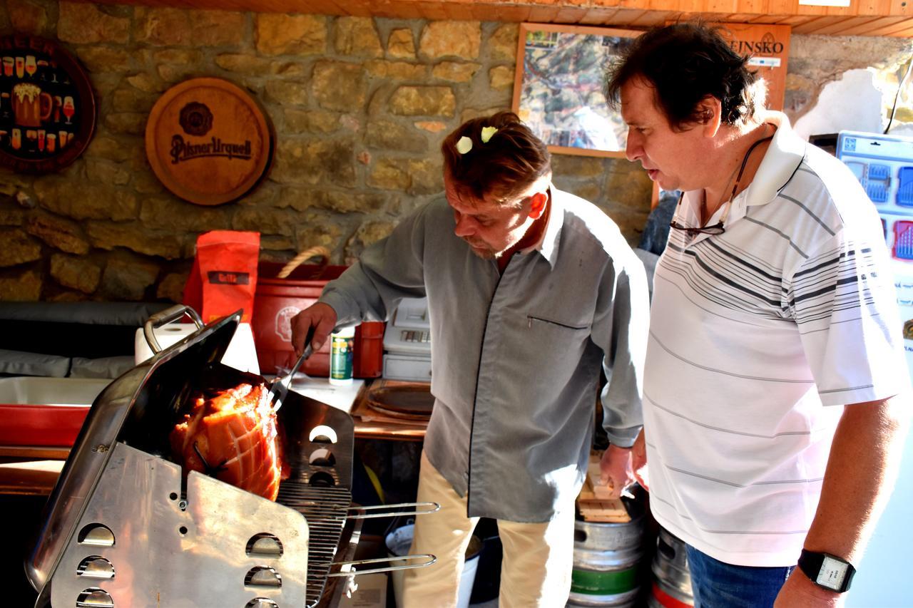 Restaurace A Penzion U Lva Karlstejn Bagian luar foto