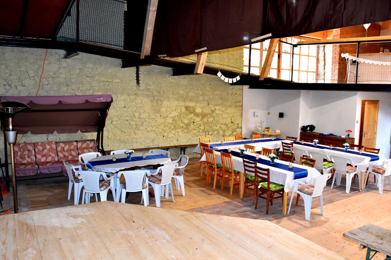 Restaurace A Penzion U Lva Karlstejn Bagian luar foto