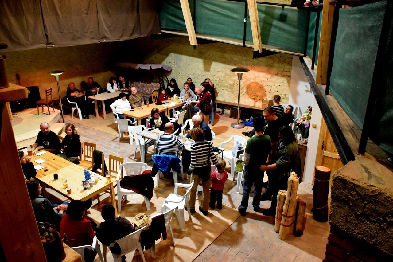 Restaurace A Penzion U Lva Karlstejn Bagian luar foto